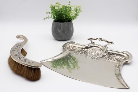 Apanha-migalhas e escova em prata com relevos e ilustração de figura de Minerva 